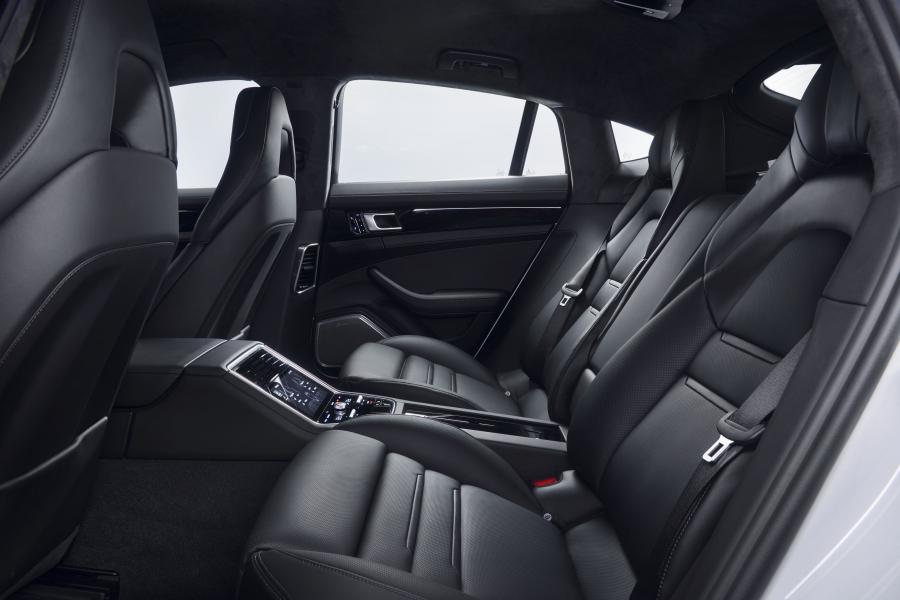 Интерьер Porsche Panamera 4 E-Hybrid 2016 года  (фото 7 из 31)